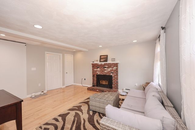 13 Deerfield Dr, Pepperell, MA 01463