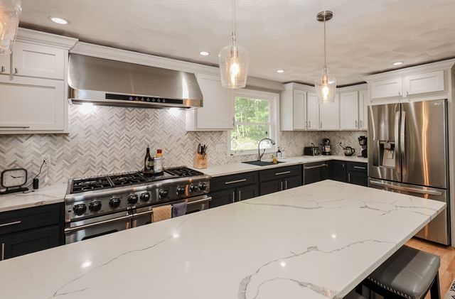 13 Deerfield Dr, Pepperell, MA 01463