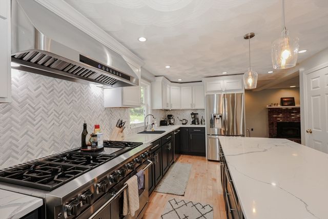 13 Deerfield Dr, Pepperell, MA 01463
