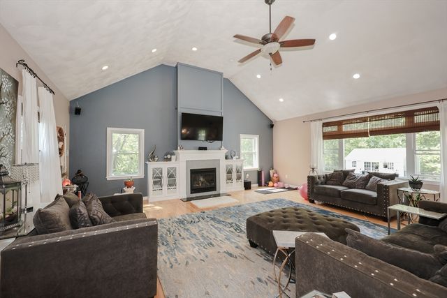 13 Deerfield Dr, Pepperell, MA 01463