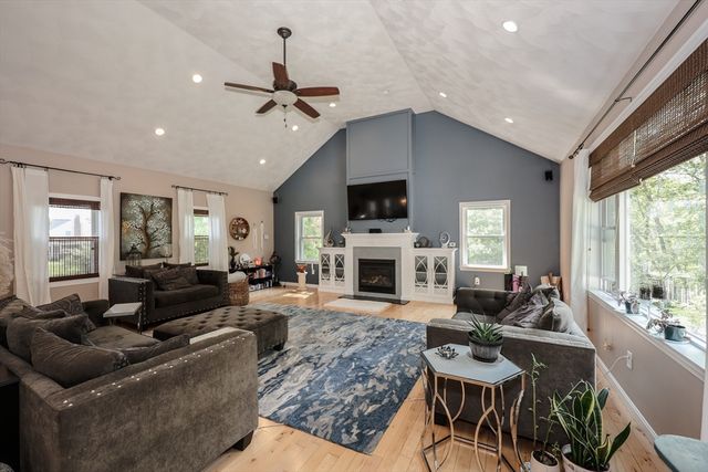 13 Deerfield Dr, Pepperell, MA 01463