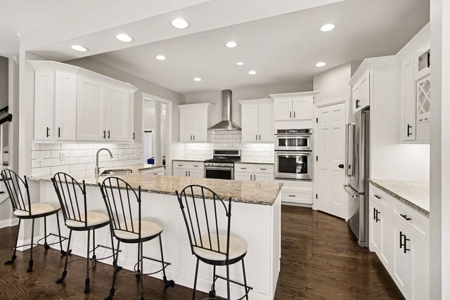 1204 N Oakridge Court, Palatine, IL 60067