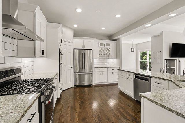 1204 N Oakridge Court, Palatine, IL 60067