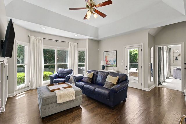 1204 N Oakridge Court, Palatine, IL 60067