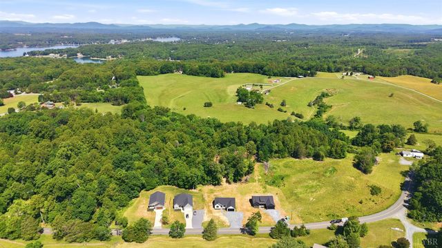 1789 Hickory Cove Ln, Moneta, VA 24121