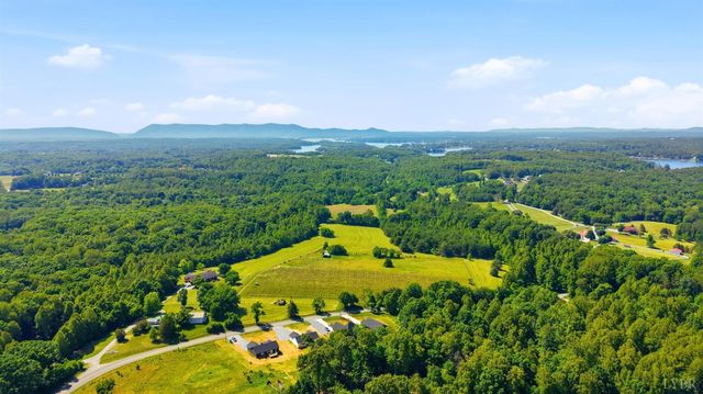 1789 Hickory Cove Ln, Moneta, VA 24121