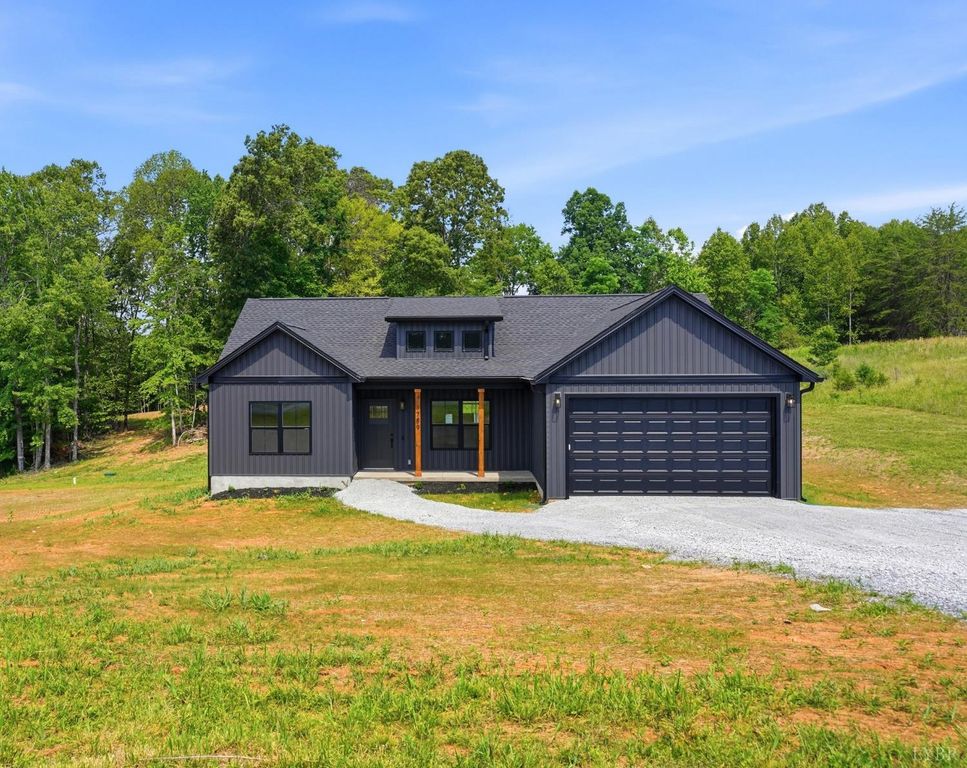 1789 Hickory Cove Ln, Moneta, VA 24121
