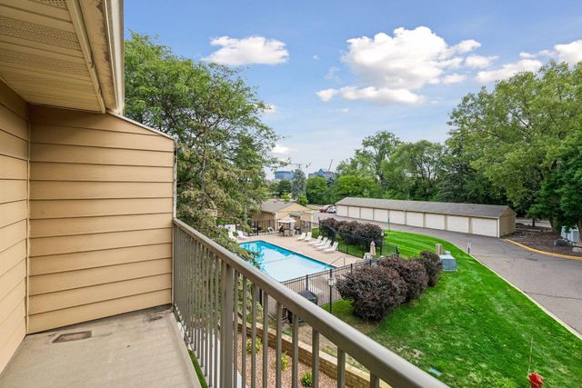 2040 Ridge Drive 32, Saint Louis Park, MN 55416