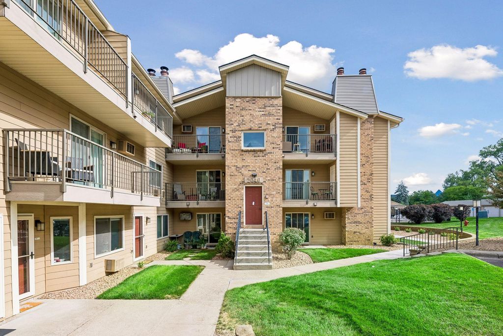2040 Ridge Drive 32, Saint Louis Park, MN 55416 — photo 2