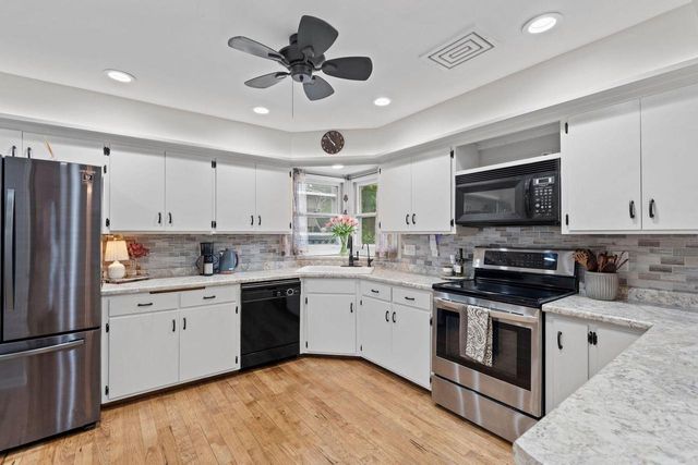 W271N4780 Greenhill COURT, Pewaukee, WI 53072