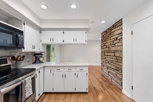 W271N4780 Greenhill COURT, Pewaukee, WI 53072