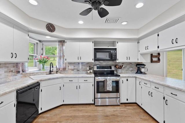 W271N4780 Greenhill COURT, Pewaukee, WI 53072