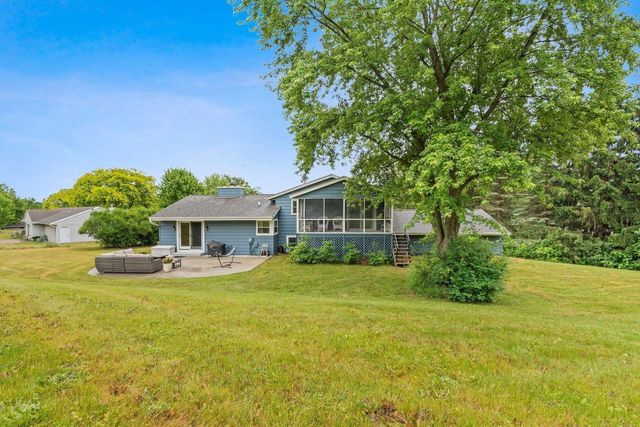 W271N4780 Greenhill COURT, Pewaukee, WI 53072