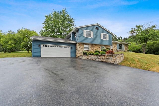 W271N4780 Greenhill COURT, Pewaukee, WI 53072