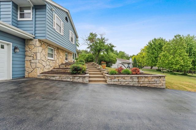 W271N4780 Greenhill COURT, Pewaukee, WI 53072
