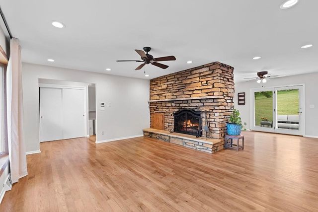 W271N4780 Greenhill COURT, Pewaukee, WI 53072