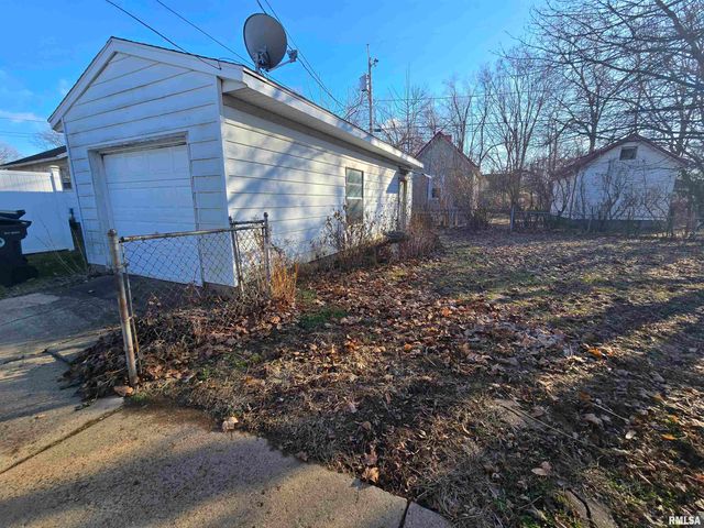 1022 MARKET Street, Pekin, IL 61554