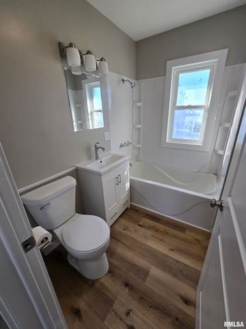 1022 MARKET Street, Pekin, IL 61554