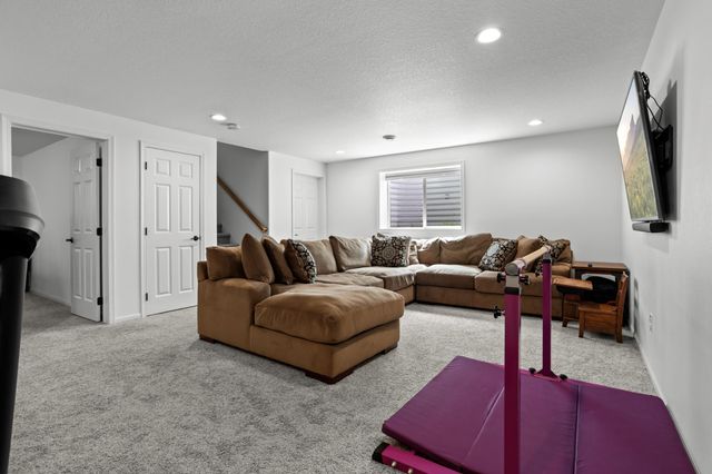 833 Albert Drive W, West Fargo, ND 58078