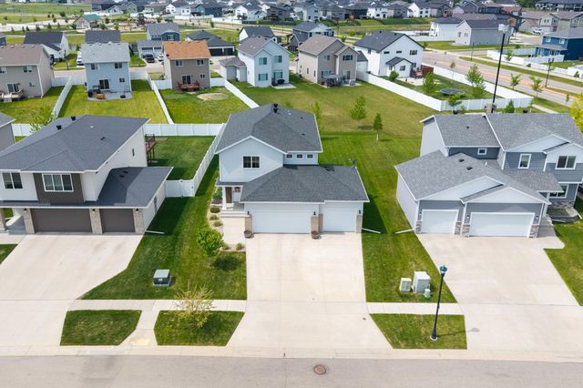 833 Albert Drive W, West Fargo, ND 58078
