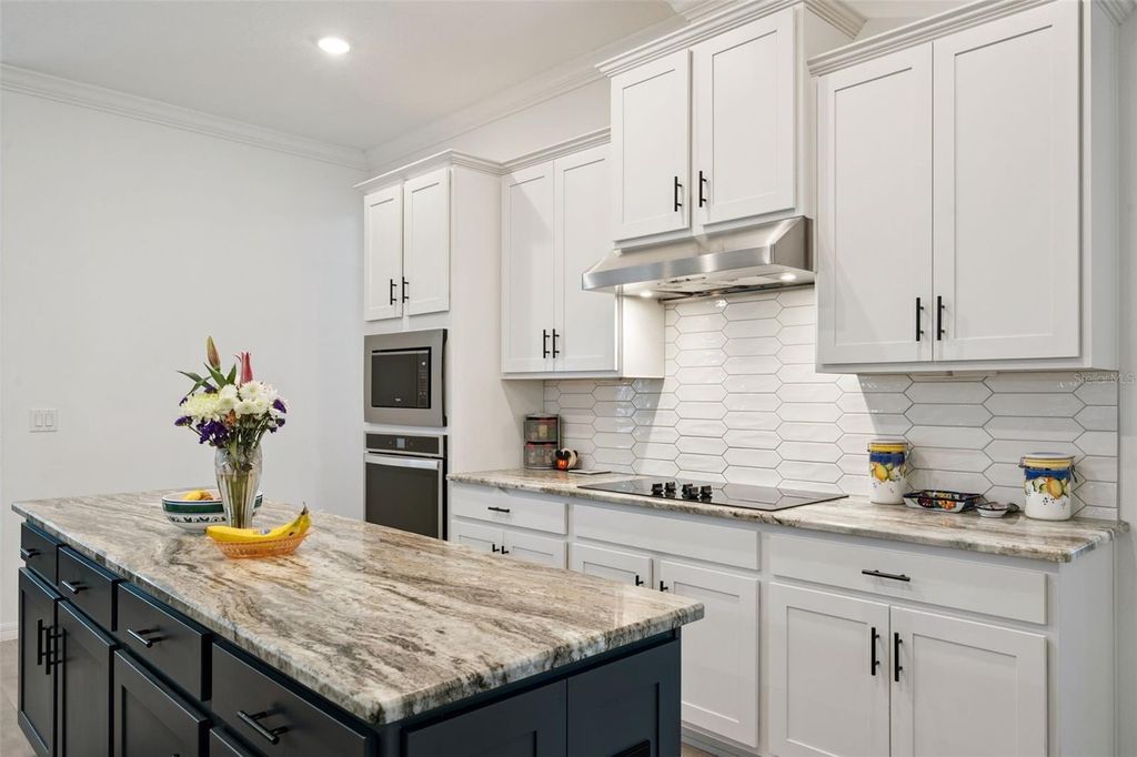 Image 13 of property listing at 16816 LAKEMONT AVENUE, Montverde, FL 34756