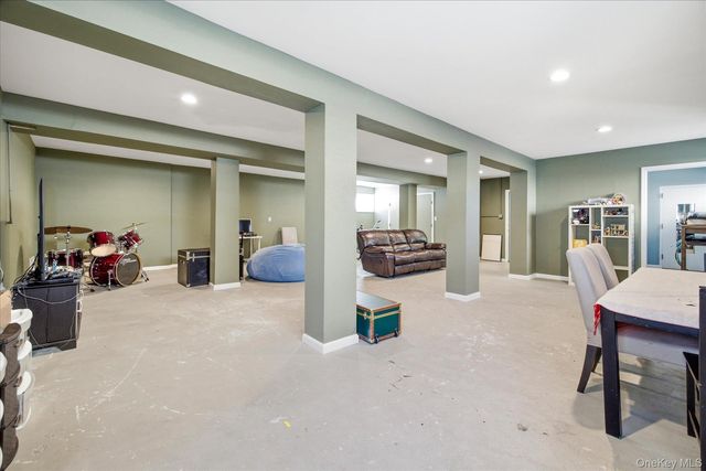 67 Radcliffe Road, Island Park, NY 11558