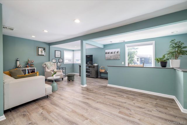 67 Radcliffe Road, Island Park, NY 11558