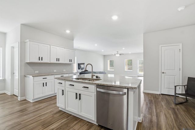 34273 Garnet Lake Dr, Walker, LA 70785