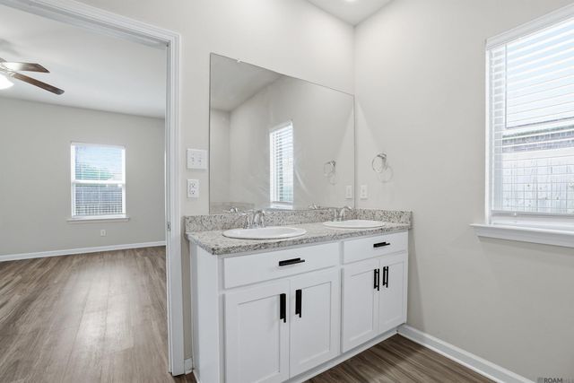 34273 Garnet Lake Dr, Walker, LA 70785