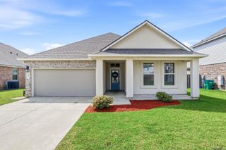 34273 Garnet Lake Dr, Walker, LA 70785