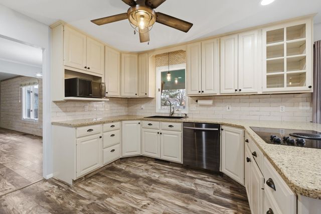 9221 W Douglas Ave, Wichita, KS 67209
