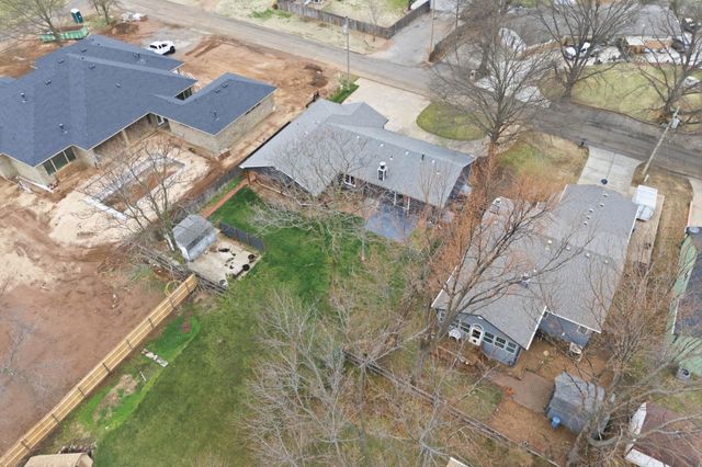 9221 W Douglas Ave, Wichita, KS 67209