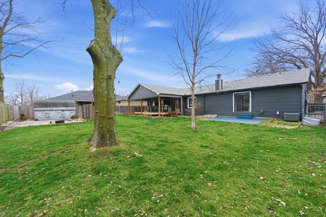 9221 W Douglas Ave, Wichita, KS 67209