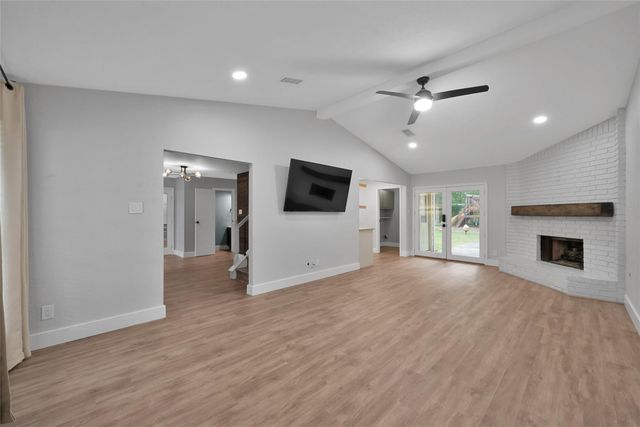 14 E Wandering Oak Drive, The Woodlands, TX 77381