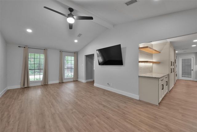 14 E Wandering Oak Drive, The Woodlands, TX 77381