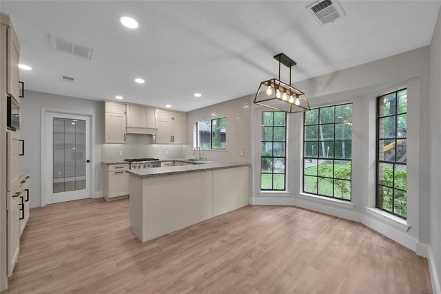 14 E Wandering Oak Drive, The Woodlands, TX 77381