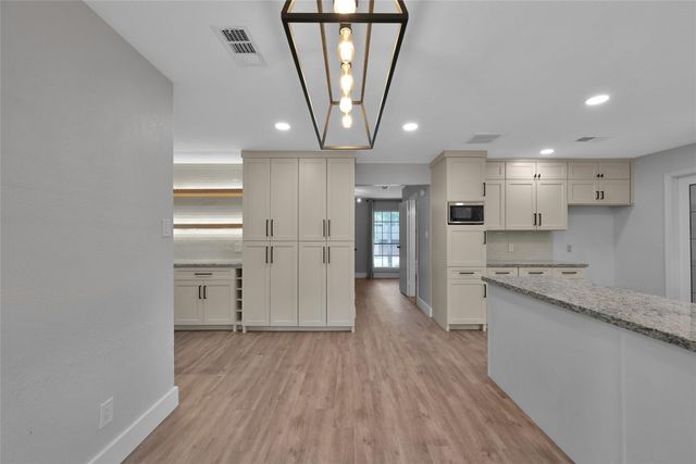 14 E Wandering Oak Drive, The Woodlands, TX 77381
