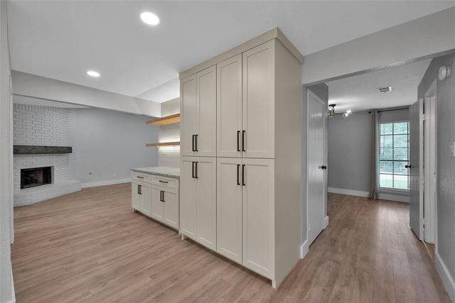 14 E Wandering Oak Drive, The Woodlands, TX 77381