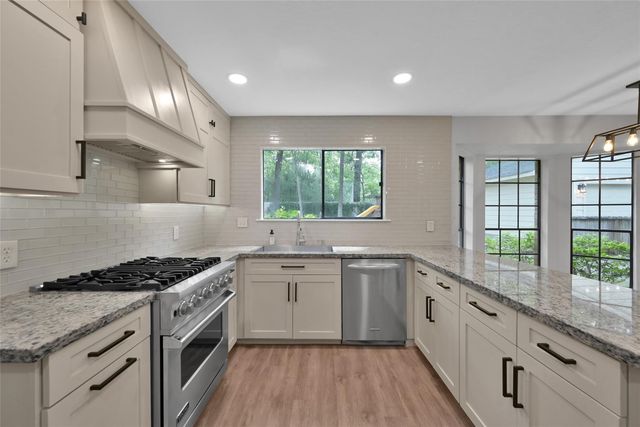 14 E Wandering Oak Drive, The Woodlands, TX 77381