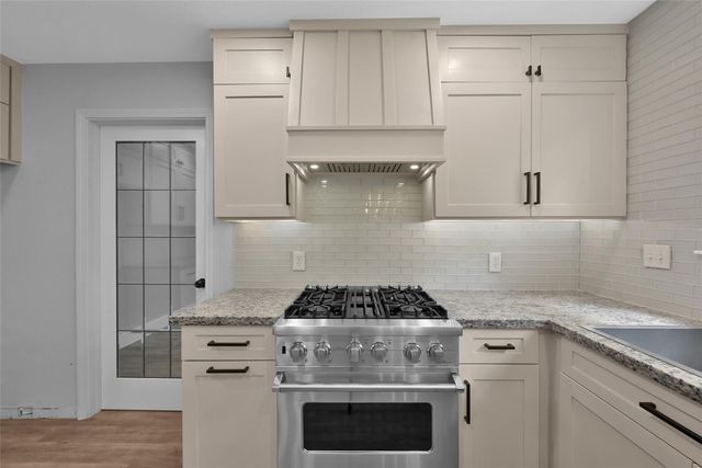 14 E Wandering Oak Drive, The Woodlands, TX 77381