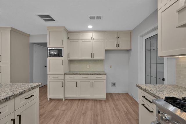 14 E Wandering Oak Drive, The Woodlands, TX 77381