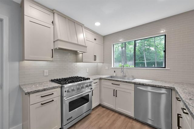 14 E Wandering Oak Drive, The Woodlands, TX 77381