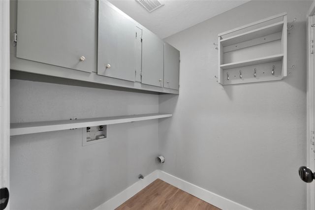 14 E Wandering Oak Drive, The Woodlands, TX 77381