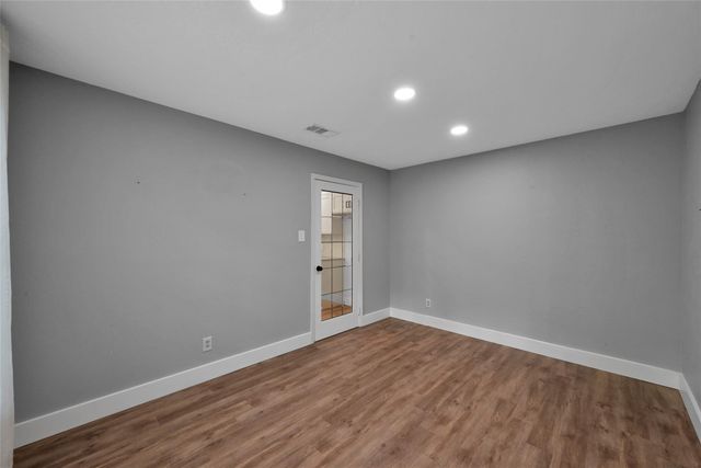 14 E Wandering Oak Drive, The Woodlands, TX 77381