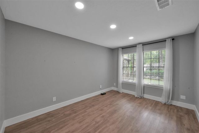 14 E Wandering Oak Drive, The Woodlands, TX 77381