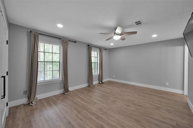 14 E Wandering Oak Drive, The Woodlands, TX 77381