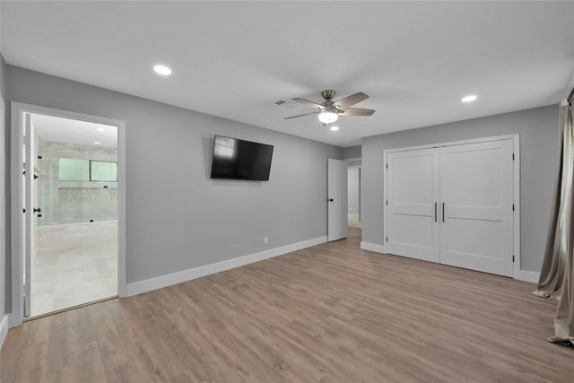 14 E Wandering Oak Drive, The Woodlands, TX 77381