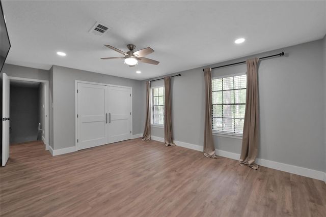 14 E Wandering Oak Drive, The Woodlands, TX 77381