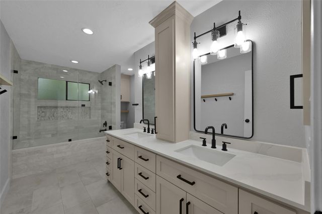 14 E Wandering Oak Drive, The Woodlands, TX 77381