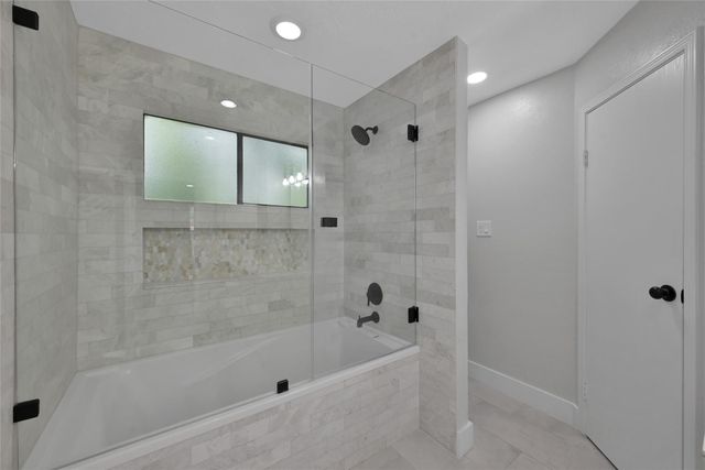 14 E Wandering Oak Drive, The Woodlands, TX 77381